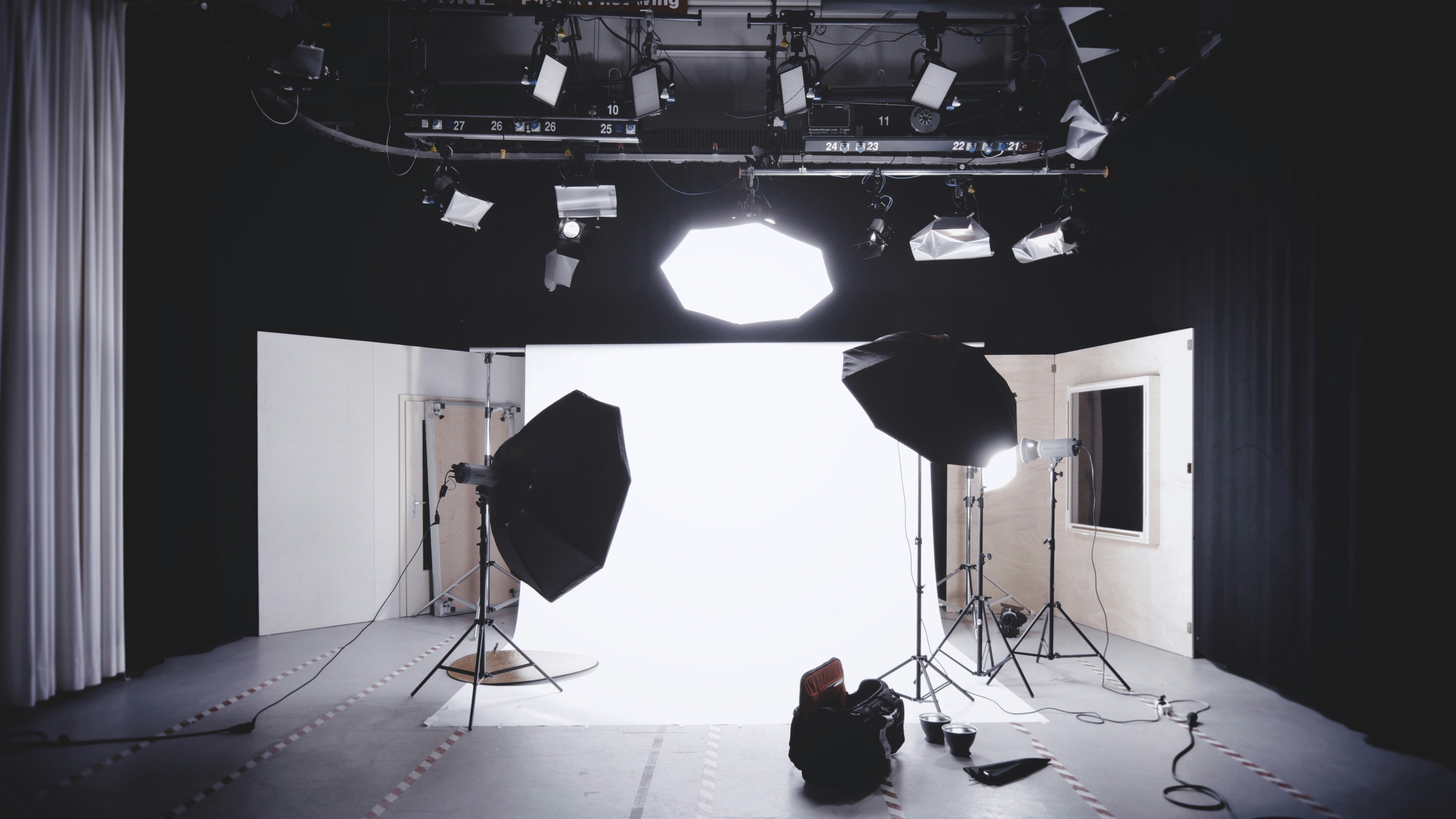 Fotostudio mit eingaschalteten Filmlampen
